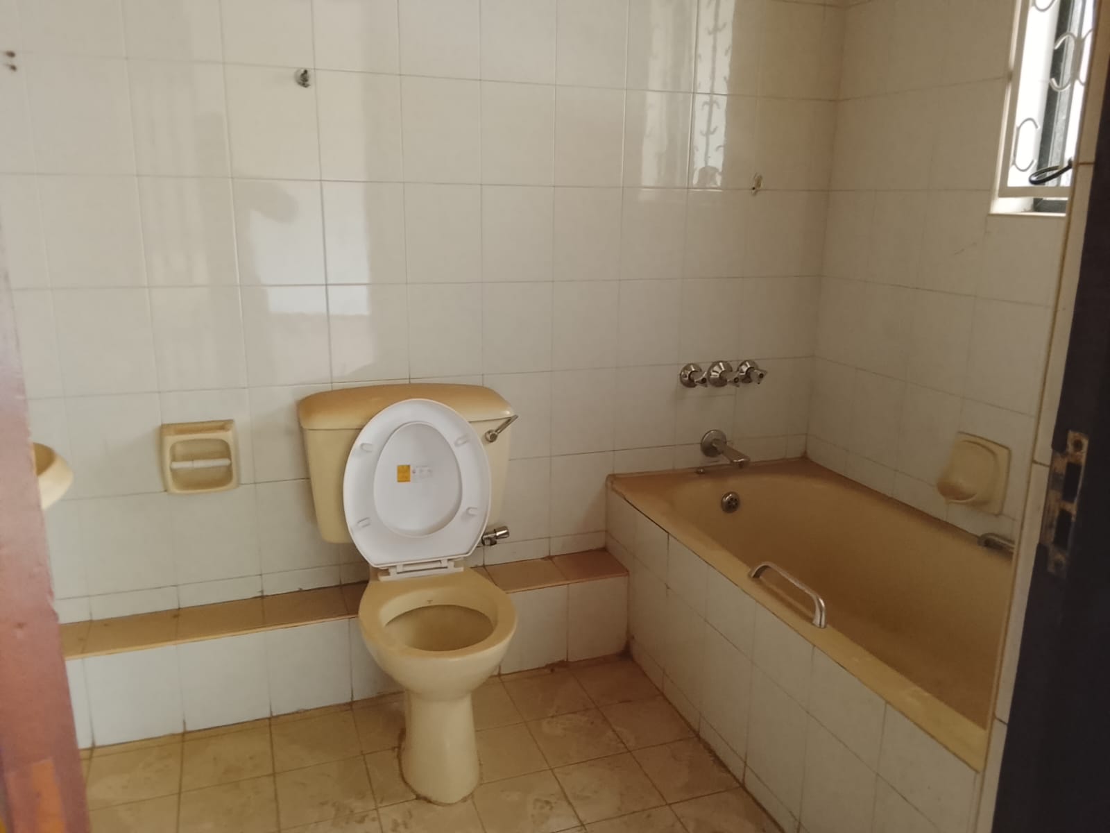 Prestigious 1 Acre with a 5 Bedroom Villa in Lavington , James Gichuru